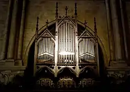 L'orgue de chœur, logé au-dessus des stalles.
