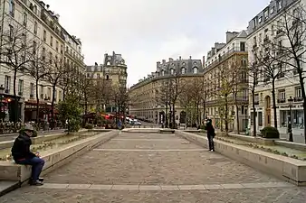 La place en direction du boulevard Saint-Michel (vers l'ouest).