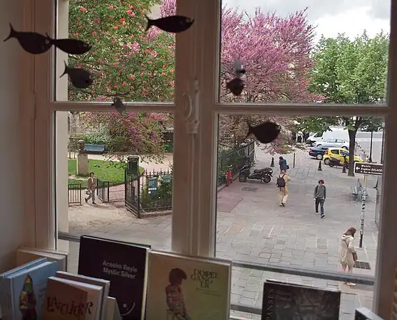 Vue de l'entrée du square, à gauche, depuis une fenêtre de l'ancienne librairie La Hune (aujourd'hui la librairie-galerie YellowKorner), située 16 rue de l'Abbaye.