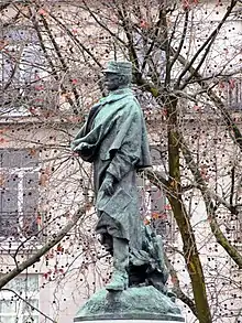 Statue du maréchal Joseph Gallieni (de côté).