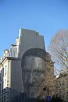 Portrait de saint Vincent de Paul réalisé en lames d'aluminium, mur pignon de l'immeuble 105 rue du Faubourg-Saint-Denis, 10e arrondissement, Paris.