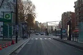 Le tramway à l'extrémité est du boulevard, près de la station Balard.