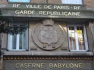 Détail de la façade de la caserne.