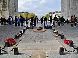 La tombe du Soldat inconnu (Paris), de jour.
