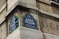 Plaque de rue de l’avenue Trudaine (à droite).