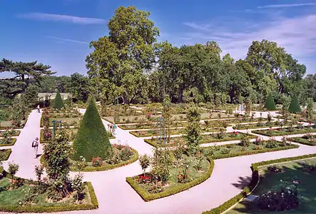 La roseraie, qui comporte quelque dix mille rosiers, la plus grande collection dans un parc en plein air d'Europe continentale.