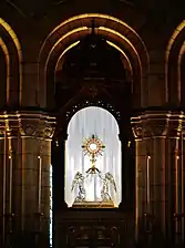 L'ostensoir avec l’Hostie consacrée. La basilique pratique l'Adoration perpétuelle.