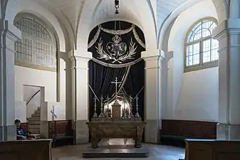 Autel de la chapelle des prisonniers de la Conciergerie. Derrière le rideau se trouve la chapelle du mémorial à Marie-Antoinette.