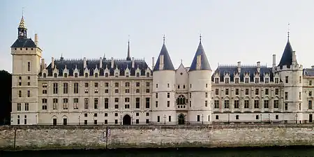 Façade nord de la Conciergerie : Horloge (à gauche) ; tours d'Argent et César (au centre) ; tour Bonbec (à droite).