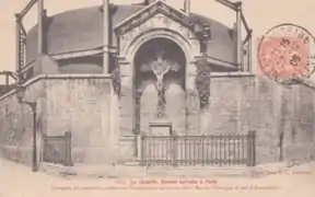 La croix de l'Évangile avec, à l'arrière-plan, l'usine de gaz de la Villette.