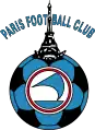 Logo du club dans les années 1990 et 2000 avec un ballon de football bleu foncé et noir, surmonté d'une représentation de la Tour Eiffel, et en son centre, la nef rappelant les armoiries de Paris et de la corporation des Nautes.