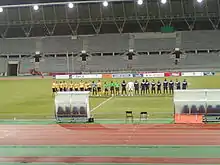 Les joueurs de l'US Quevilly et du Paris FC se présentent face au public avant le match.