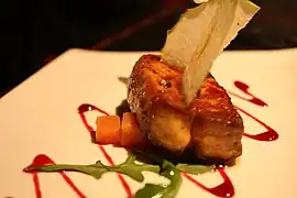 Foie gras poêlé servi avec un confit de coings au gingembre
