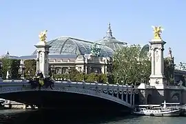 Vue depuis le pont Alexandre-III et la Seine