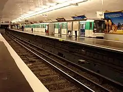 Rame stationnée à quai, en attente du départ.