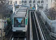 Rame MP 73, entre les stations Sèvres - Lecourbe et Pasteur, avant son entrée dans une section souterraine de la ligne.