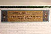 Plaque dans un couloir indiquant la proximité de la manufacture nationale de Sèvres.