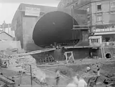 Construction d’un caisson entre 1902 et 1910 pour une section située sous la nappe phréatique (station Saint-Michel, ligne 4).