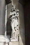 Statue de la vierge de l'entrée.