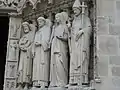 Les grandes statues du piédroit de droite du portail de la Vierge représentent saint Jean-Baptiste, saint Étienne, sainte Geneviève et le pape Sylvestre.