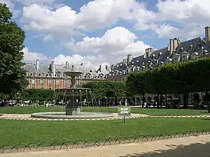 Vue du square Louis-XIII, au centre de la place des Vosges.