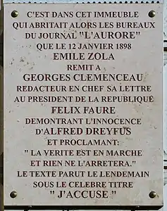 No 144, plaque commémorant l'article « J'accuse… ! » d'Émile Zola.