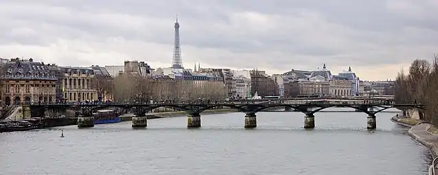 Le pont des Arts et ses sept arches vus du pont Neuf.