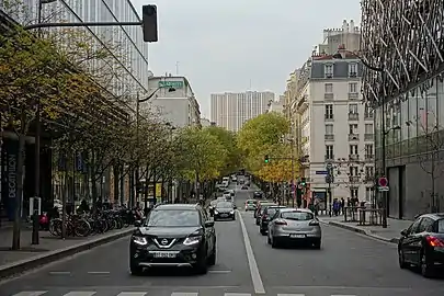 En 2015, la rue de Tolbiac est sur dalle, bordée d'immeubles récents. Les voies ferrées sont désormais invisibles.