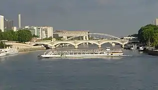 Bateau faisant demi-tour près du pont d'Austerlitz à Paris.