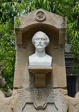 Alfred de Musset (1857), buste ornant la tombe du poète, Paris, cimetière du Père-Lachaise.