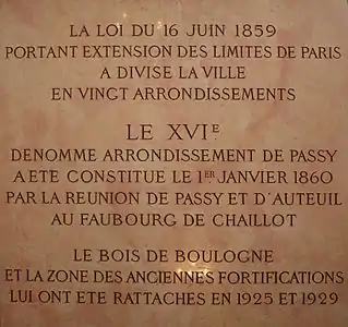 Plaque commémorant la création du 16e arrondissement à la suite de l'extension de Paris, qui est alors passé de 12 à 20 arrondissements.