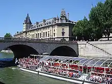 Bateau-omnibus sur la Seine.