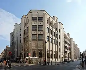 Vue sur le campus universitaire de Saint-Germain-des-Prés depuis la rue des Saints-Pères.