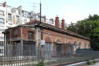 L'ancienne gare de Vaugirard, au milieu du trajet de la Petite Ceinture du 15e.