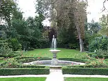 Vue centrale sur la fontaine du jardin de l'hôtel du Châtelet