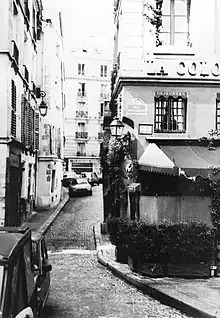 Rue de la Colombe en 1981, vue du nord ; à droite, le cabaret La Colombe.