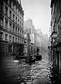 Une rue de Paris inondée par la crue de 1910. Photographie d'Albert Chevojon