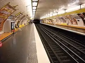 Vue des quais de la station, en direction de Pont de Sèvres.