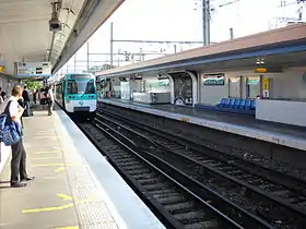 Une rame MF77 entre en station, en direction de Saint-Denis - Université.