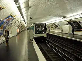 Un métro de type MF 67 en station.