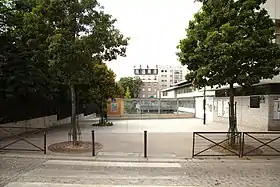 Place des 44-Enfants-d'Izieu et vue de la rue en direction de la rue Damesme.