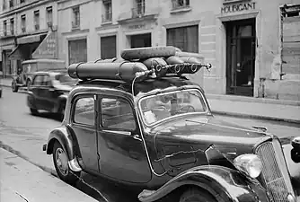 Une voiture modifiée pour fonctionner au gaz de charbon au lieu de l'essence (1945).