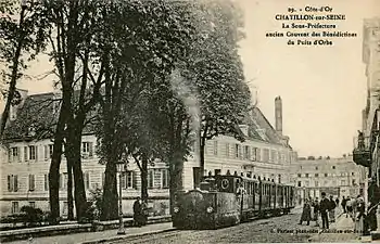Le chemin de fer secondaire de  Châtillon à Aignay-le-Duc devant la sous-préfecture.