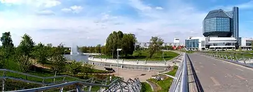 Le parc situé à côté de la bibliothèque