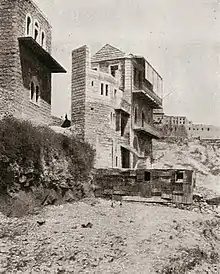 Photo en noir et blanc d'une maison