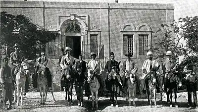 Photo en noir et blanc des membres de la mission montés sur des ânes.