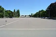 Parking avec, au fond, le Palais du Lac