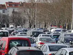 La place de Verdun est occupée par un immense parking gratuit