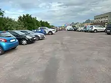 Vue d'un parking sur le site des fouilles