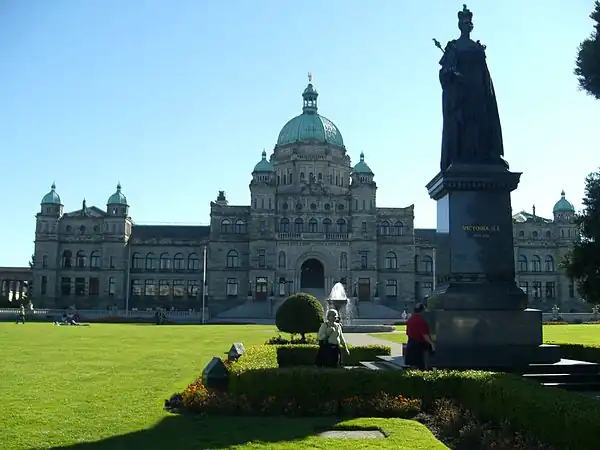 Parlement de Colombie-Britannique et statue de la Reine Victoria.